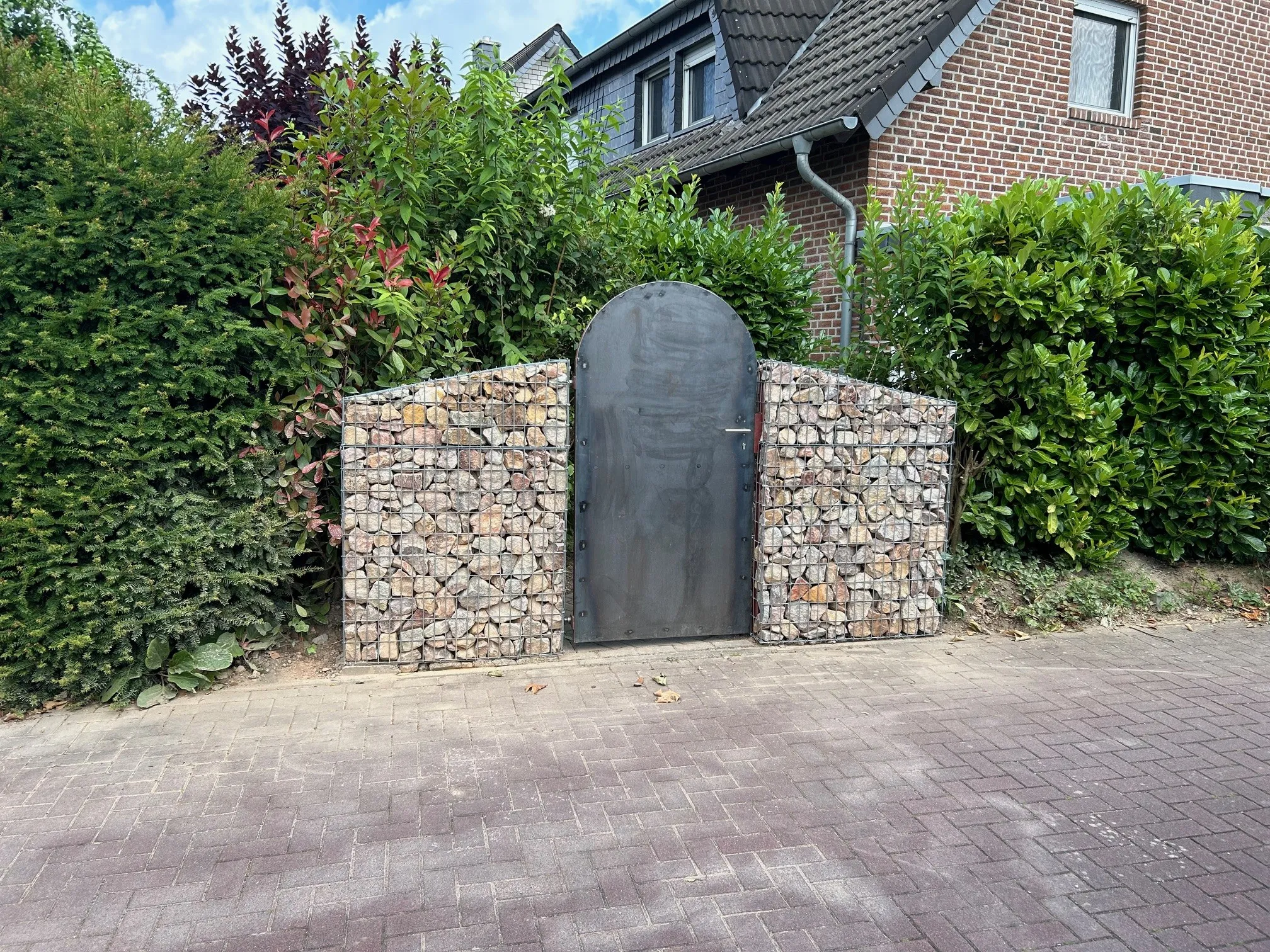 Cortenstahl-Tor an Gabione