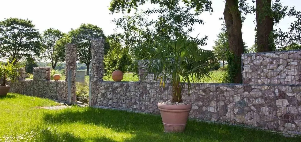 Zaungabione mit Rankgittern