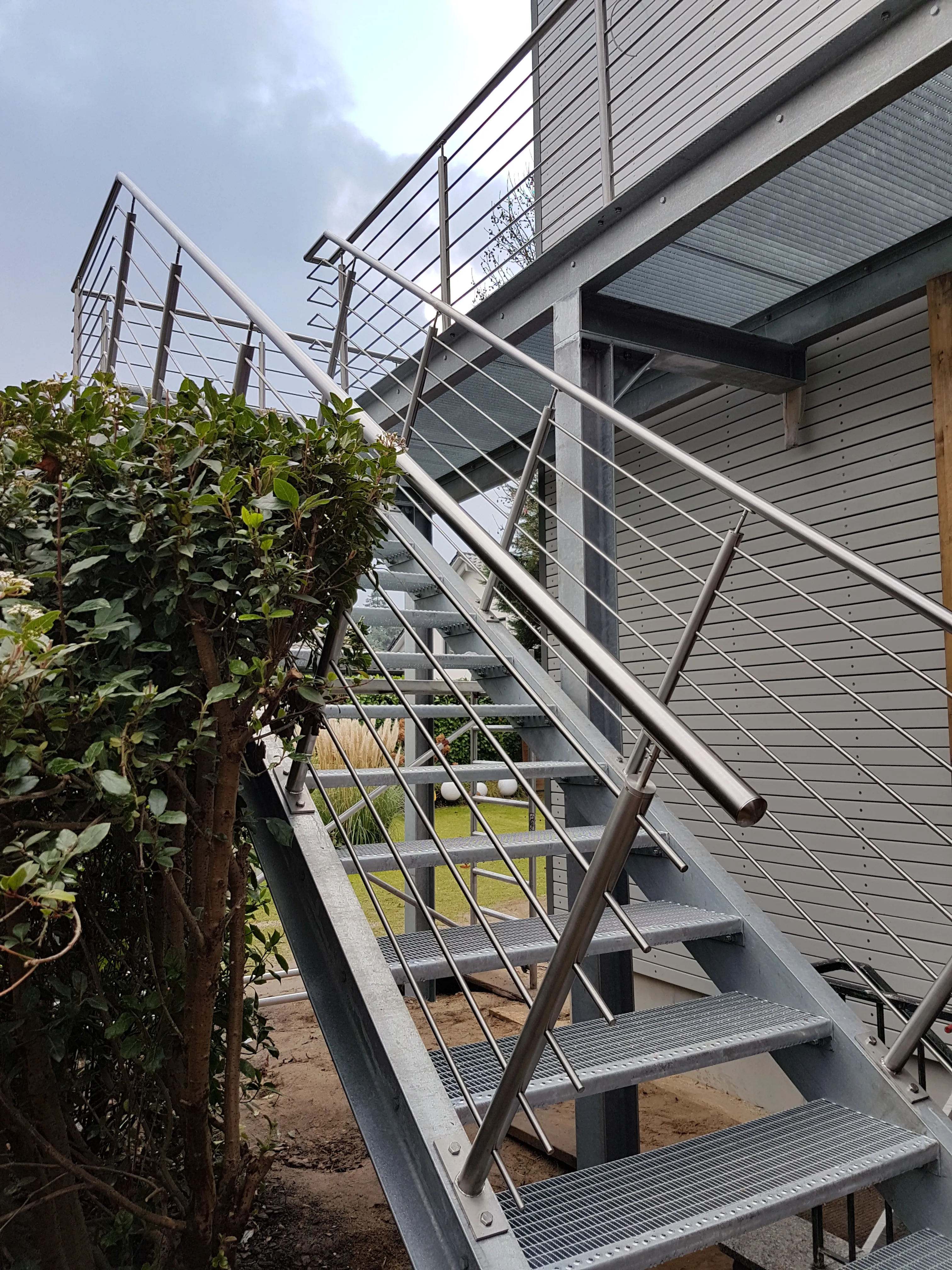 Treppenkonstruktion mit Edelstahl-Geländer